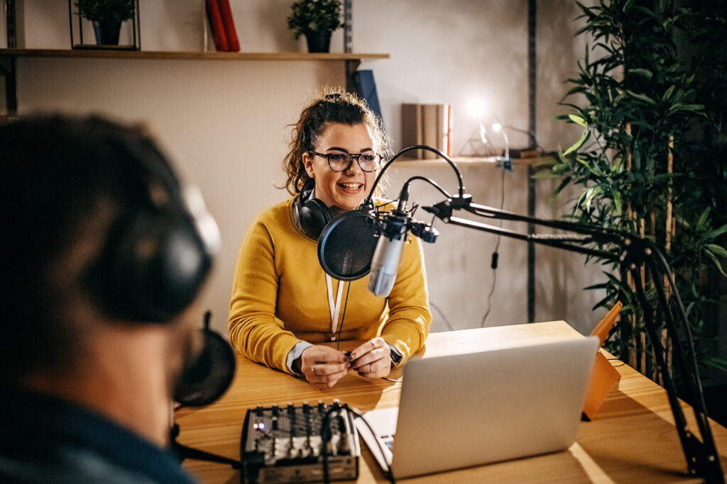 ¿Qué necesito para transmitir radio por internet?